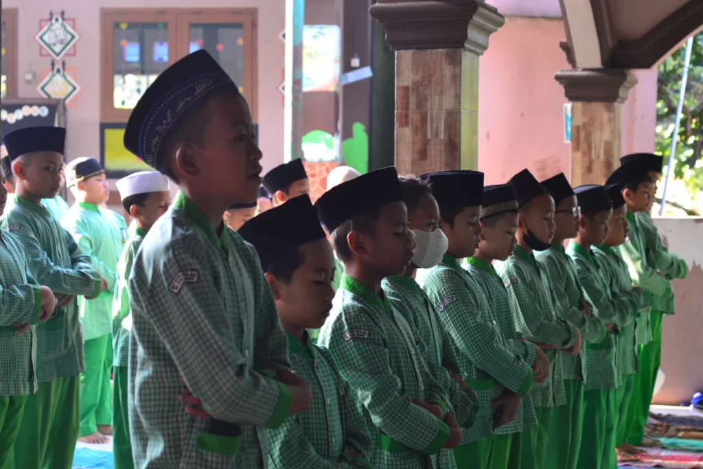 Siswa SDS ASQ sedang sholat