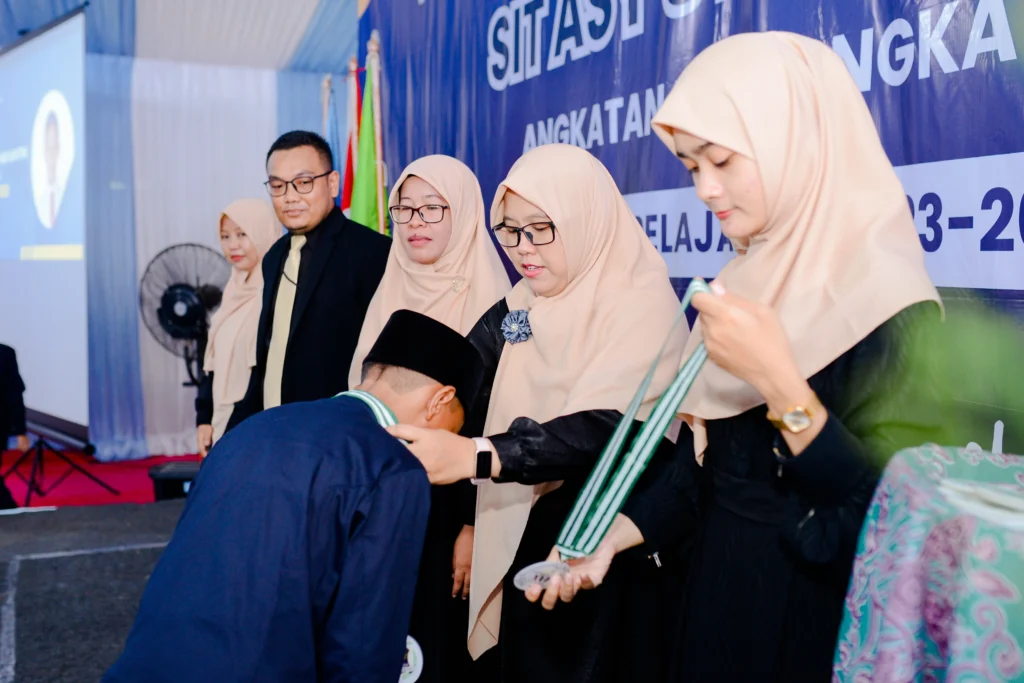 Siswa sedang menyalami guru