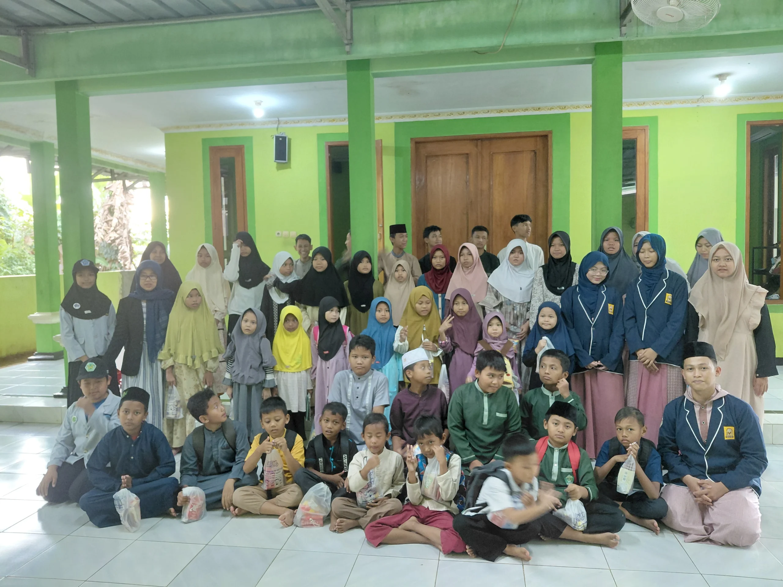 siswa SIT Asy Syifa Qolbu berbagi di salah satu masjid