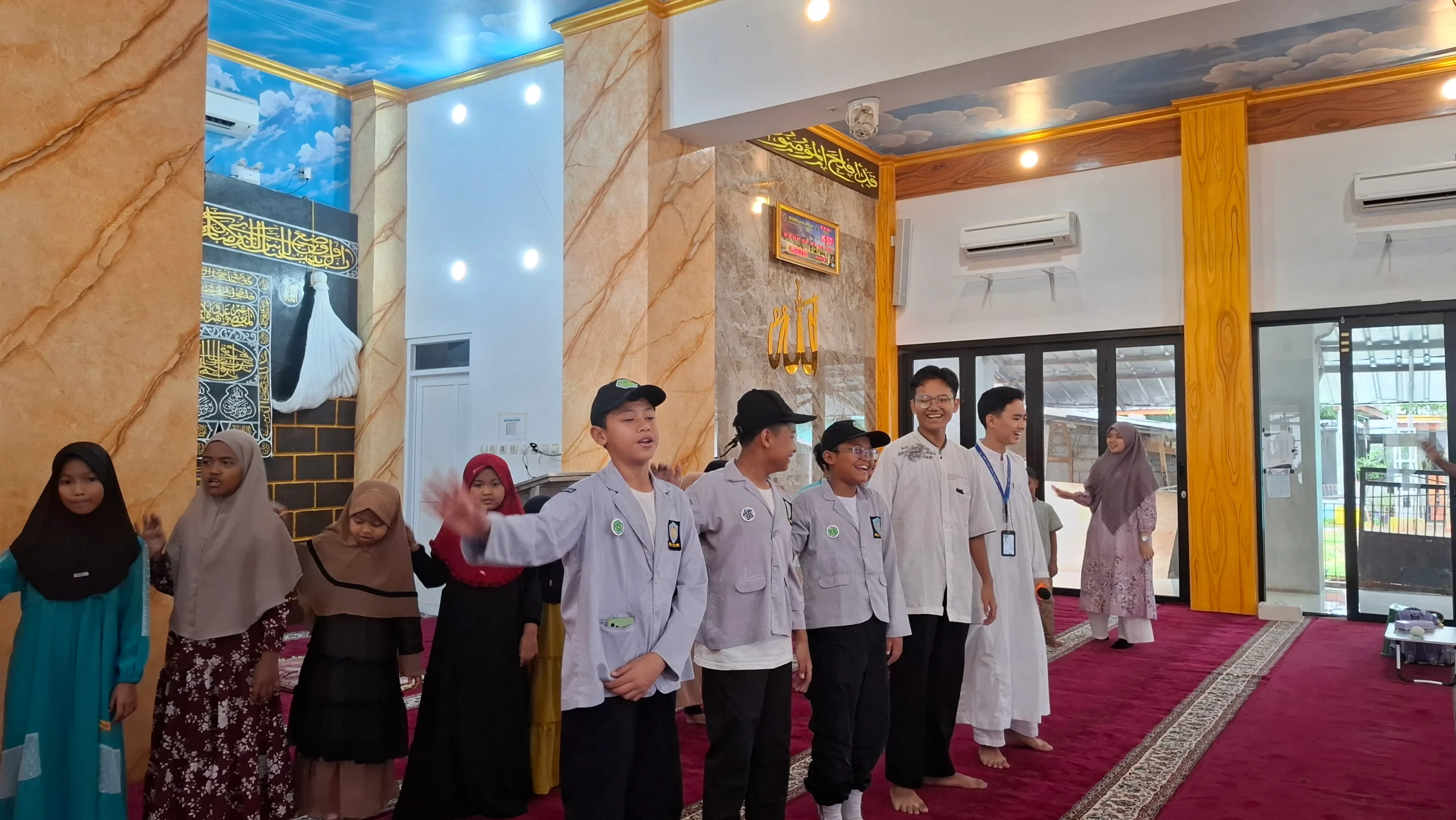 siswa SIT Asy Syifa Qolbu berbagi di salah satu masjid