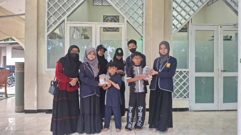 Siswa SIT Asy Syifa Qolbu berbagi takjil di salah satu masjid