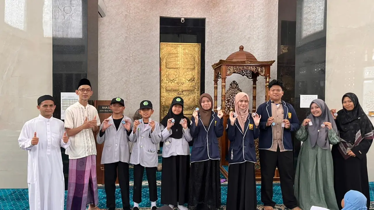 siswa SIT Asy Syifa Qolbu berbagi di salah satu masjid