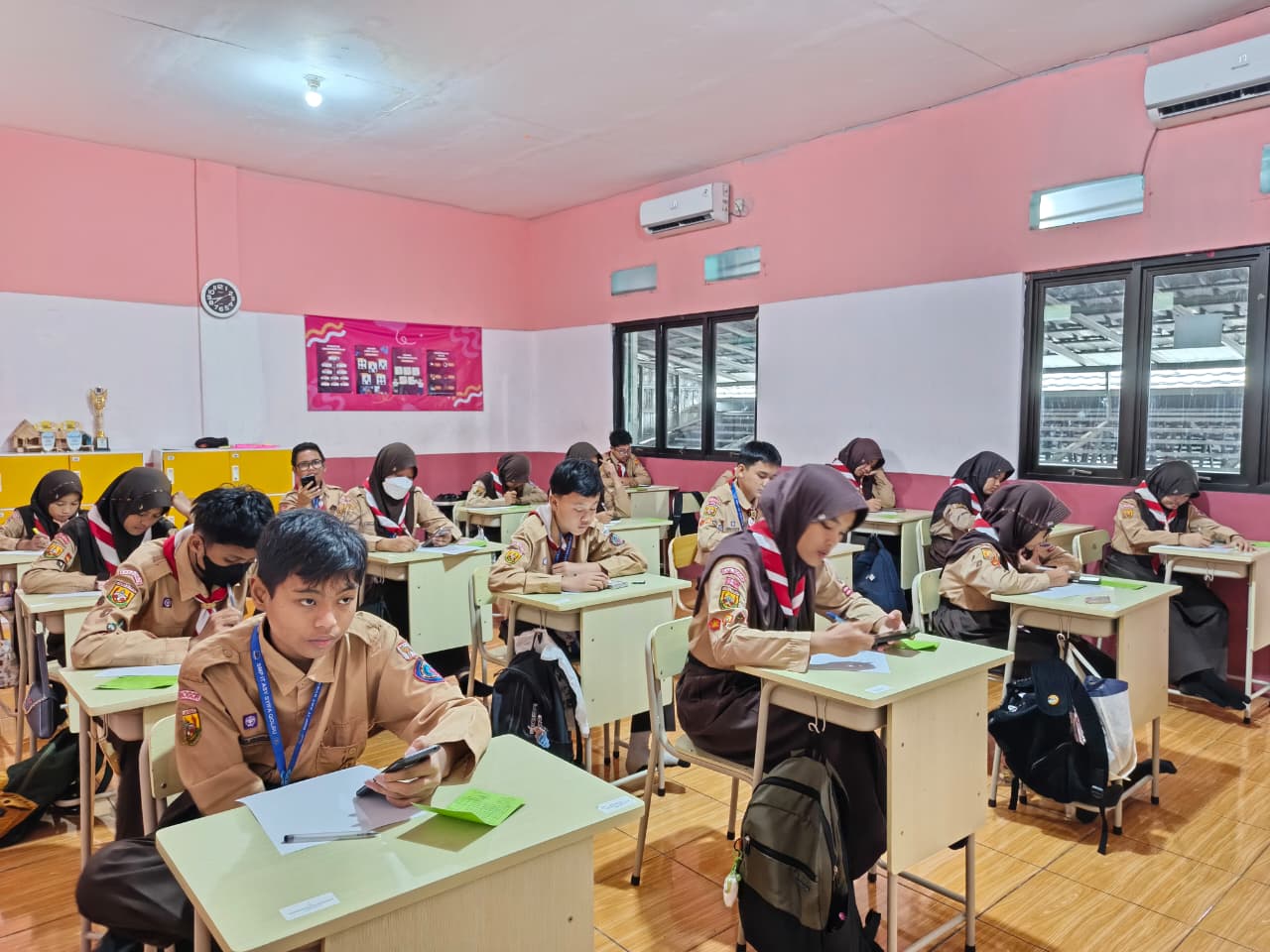 Siswa SMP IT Asy Syifa Qolbu dengan seragam pramuka sedang ujian