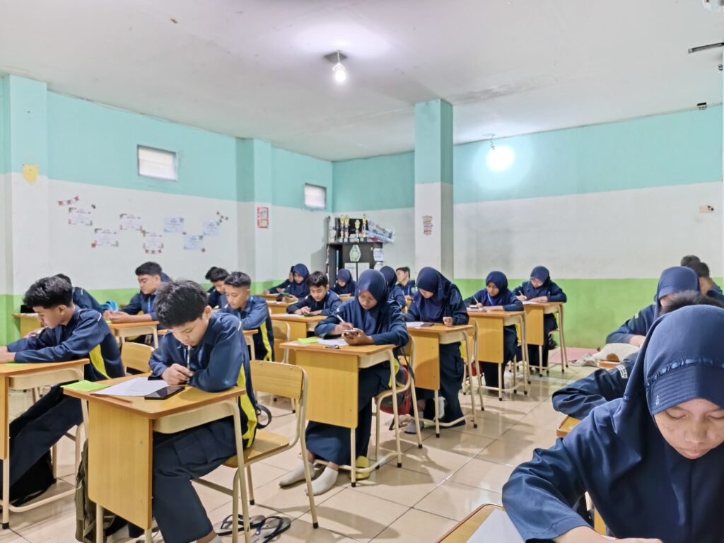 Siswa SMP Menggunakan seragam biru